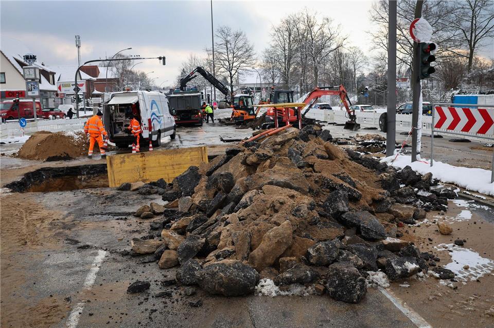 Seit dem 3. Januar 2026 behindert ein Wasserrohrbruch an der Kollaustraße den Verkehr im Nordwesten Hamburgs. (Archivbild)Christian Charisius/dpa