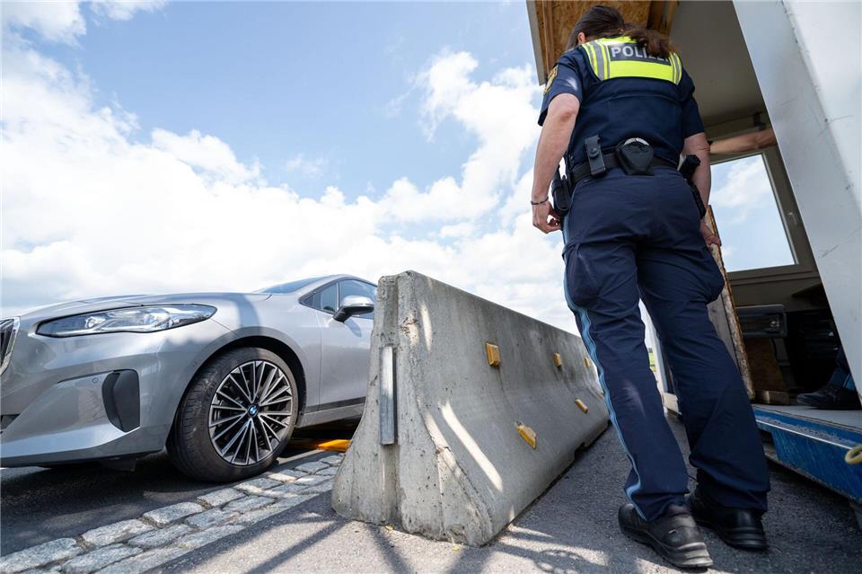 Seit dem 8. Mai weist die Bundespolizei an Bayerns Grenzen Asylsuchende in Einzelfällen zurück. (Archivbild)Pia Bayer/dpa