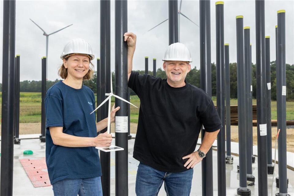 Seit dem 9. September konnten Bürger sich finanziell an dem Windenergie-Projekt der Stadtwerke Münster in Südlohn beteiligen. Jetzt sind alle Anteile gezeichnet. Hier ein Bild aus dem August 2024, als die Projektleiterin Melanie Wilbrand und Bauleiter Maik Südhoff, beide aus der Abteilung Erneuerbare Energien bei den Stadtwerken Münster, das Projekt erläuterten.
