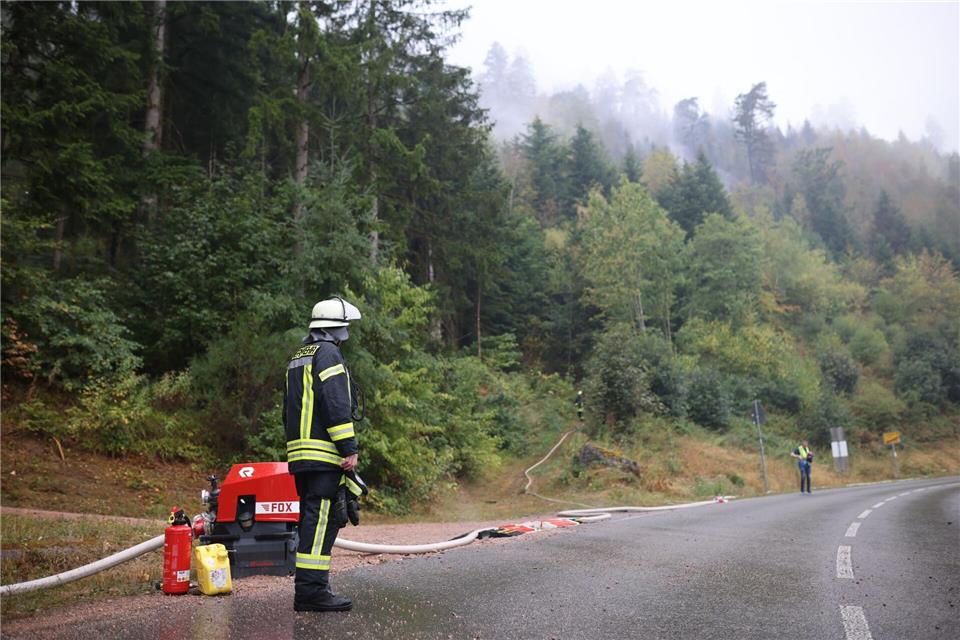 Seit dem Ausbruch am Sonntagnachmittag kämpfte die Feuerwehr fieberhaft gegen die Flammen. Philipp von Ditfurth/dpa