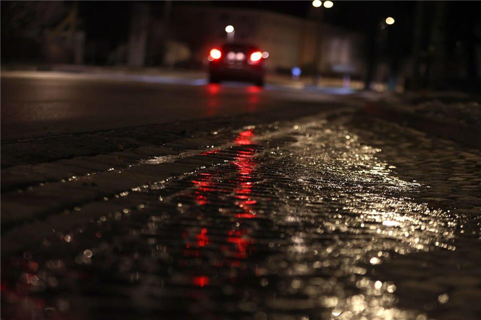 Seit dem Morgen gibt es in Niederbayern vermehrt Unfälle auf glatten Straßen. (Symbolbild)Karl-Josef Hildenbrand/dpa