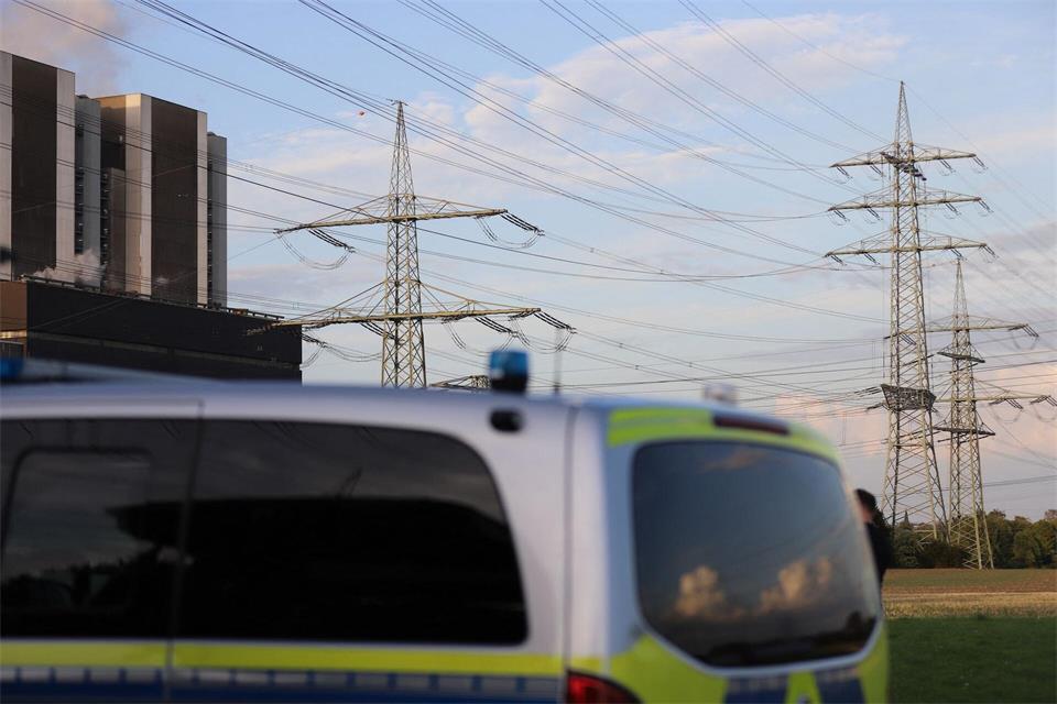Seit dem Nachmittag suchte die Polizei rund um das Kraftwerk Weisweiler bei Aachen nach dem Verdächtigen.str/dpa