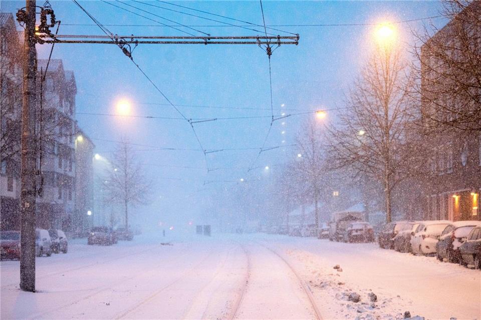 Seit dem Nachmittag verkehren nach Angaben des Unternehmens wieder einzelne Linien. Andere bleiben vorerst eingestellt.Sina Schuldt/dpa