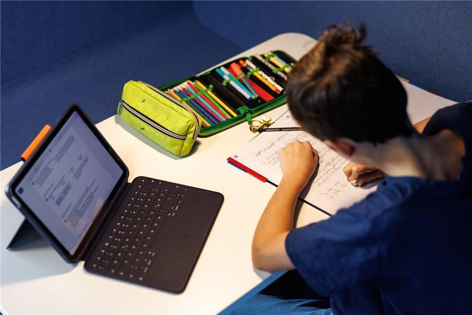 Seit dem Schuljahr 2025/2026 werden alle schriftlichen und mündlichen Hausaufgabenüberprüfungen bereits bei der Erteilung der Hausaufgaben angekündigt. (Archivbild)Matthias Balk/dpa/dpa-tmn