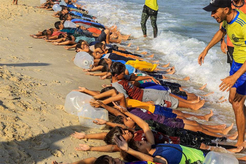 Seit dem Sommer findet das Schwimmtraining im Gazastreifen wieder statt, seitdem haben Hunderte Kinder schwimmen gelernt. Abed Rahim Khatib/dpa
