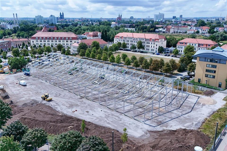 Ministerium verteidigt Kosten für neues Gerichtsgebäude Seit dem Sommer wird das Interims-Gerichtsgebäude in Magdeburg errichtet, in dem bis zu 700 Personen Platz haben sollen. (Archivbild)Peter Gercke/dpa