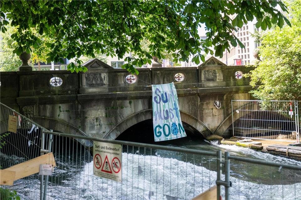 Seit dem Unfalltod einer Surferin am 17. April war die Eisbachwelle in München gesperrt. Leonie Asendorpf/dpa