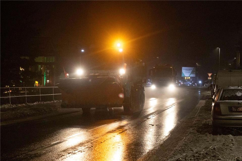 Seit dem frühen Morgen werden die Straßen in Dresden gestreut und geräumt. Daniel Wagner/dpa