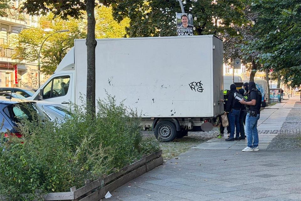 Seit dem frühen Morgen werden in ganz Berlin Razzien wegen des Verdachts auf illegalen Schusswaffenhandel durchgeführt. (Symbolbild)Sven Kaueler/dpa