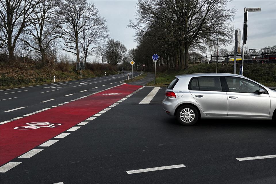 Seit dem vergangenen Jahr ist der Fahrradstreifen an der Dorstener Straße auch rot markiert. 2025 war die Kreuzung ein Unfallhäufungspunkt.