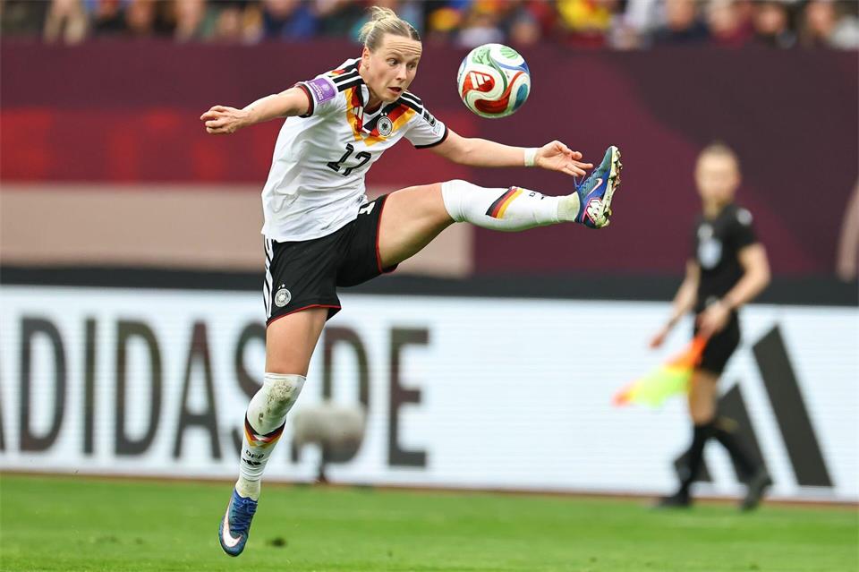 Seit der EM im vergangenen Sommer hat sich Kett auch im Nationalteam etabliert. (Archivbild)Daniel Karmann/dpa