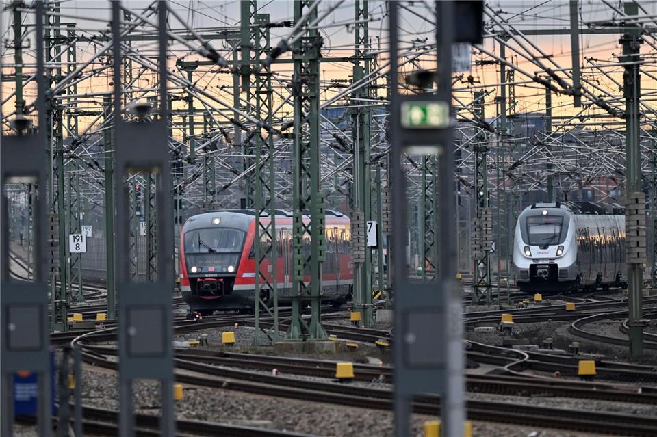 Seit der Einführung des Deutschlandtickets kommt es im Bahnverkehr laut der Thüringer Landesregierung vermehrt zu Verspätungen. (Symbolbild)Martin Schutt/dpa