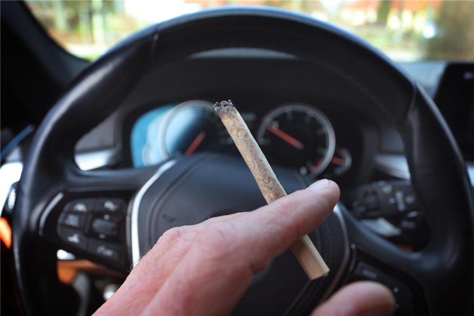 Seit der Teil-Legalisierung von Cannabis sei auch die Gefahr von bekifften Autofahrern gestiegen, sagte der hessische Innenminister. (Symbolbild)Karl-Josef Hildenbrand/dpa