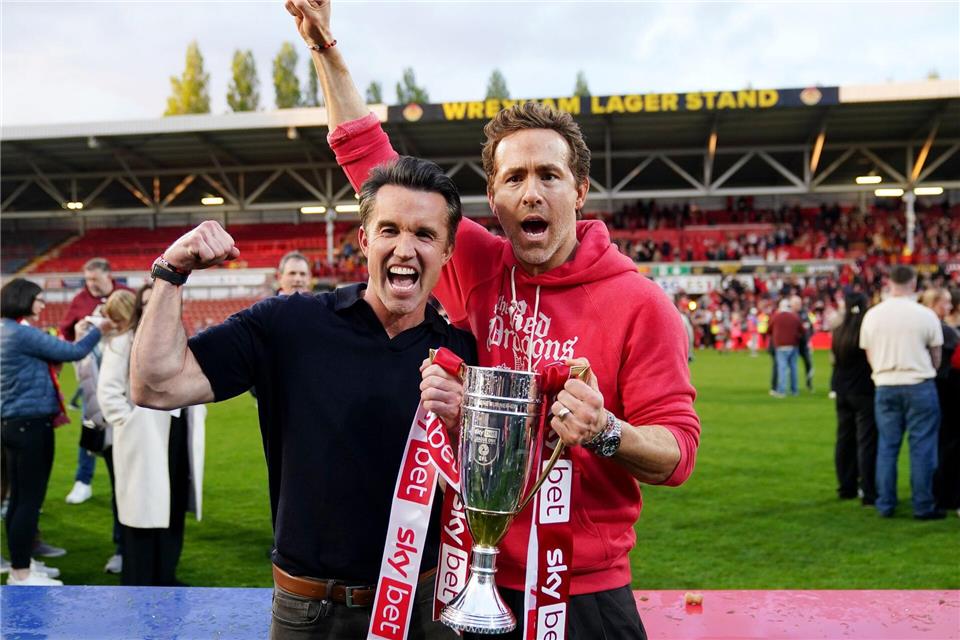 Seit der Übernahme durch die Hollywood-Stars Ryan Reynolds und Rob Mac geht es für den AFC Wrexham steil nach oben. Bis in die Premier League? (Archivbild)Martin Rickett/PA Wire/dpa