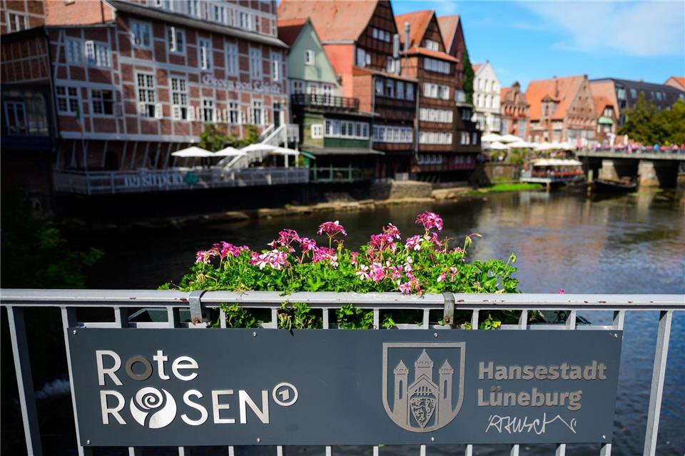 Lüneburg profitiert seit fast 20 Jahren von „Roten Rosen“ Seit diesem Sommer gibt es sogar einen offiziellen Fotopoint auf der Brausebrücke mit Blick auf die Ilmenau und dem mondänen Hotel Bergström (in der Serie Drei Könige) an der Seite.Philipp Schulze/dpa