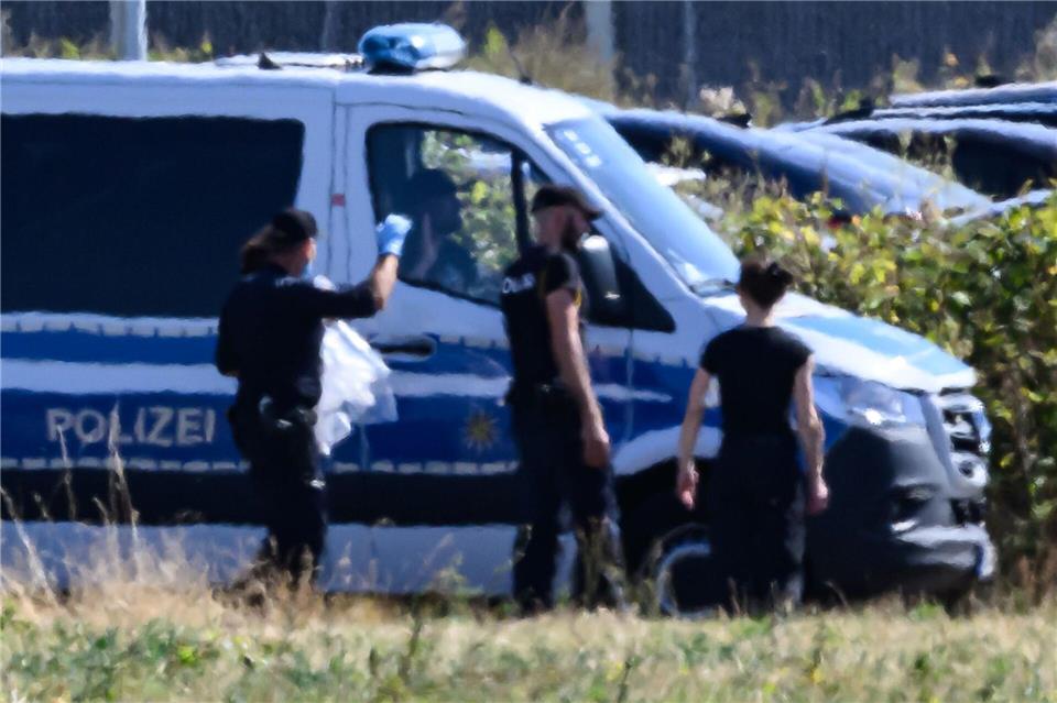 Seit eine mit Sprengstoff bestückte Drohne auf dem Flughafen Leipzig/Halle gefunden wurde, laufen die Ermittlungen auf Hochtouren. Am Mittwoch war erneut die Spurensicherung vor Ort.Hendrik Schmidt/dpa