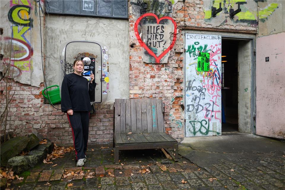 Seit einem Brand ziert ein „Alles wird gut!“ die Fassade des OKA in Dresden-Neustadt.Robert Michael/dpa