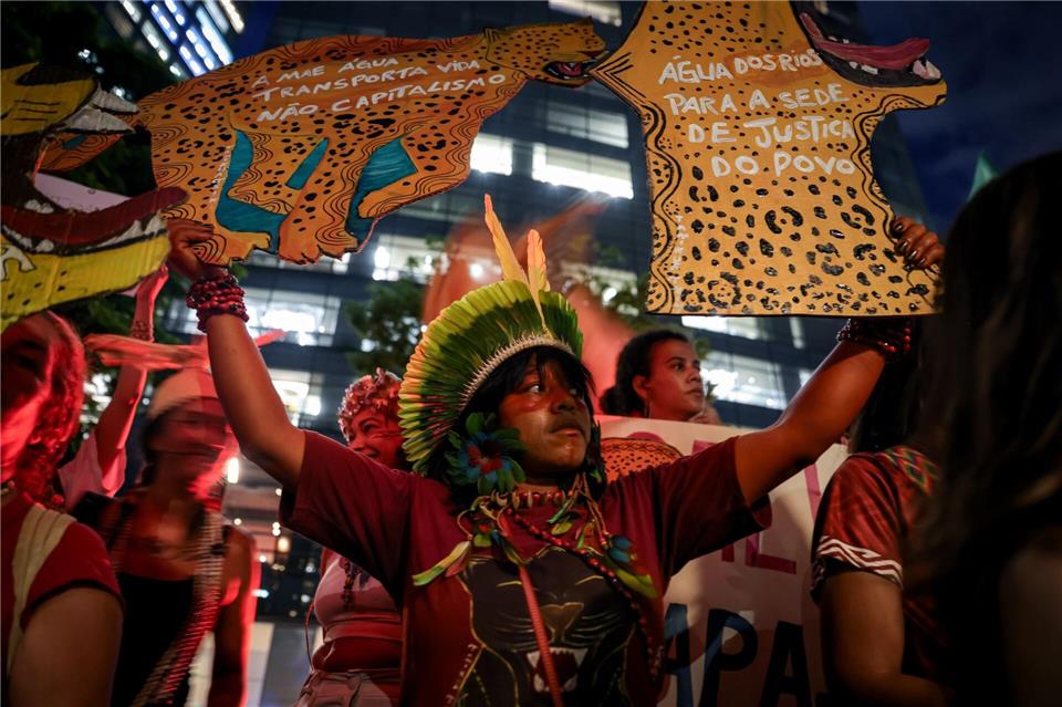 Seit einem Monat protestieren Ureinwohner gegen die Ausbaggerung der Amazonas-Flüsse.Allison Sales/dpa