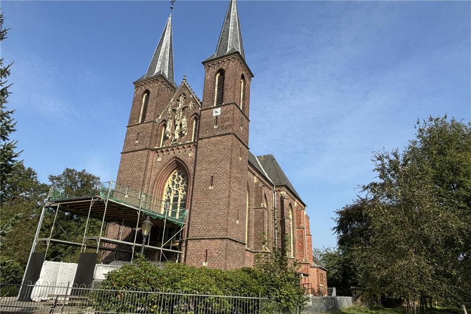 Nach einem Sturmschaden im Januar steht ein Gerüsttunnel vor dem Haupteingang, um die Besucher der Rhedebrügger St.-Marien-Kirche vor herabfallendem Sandstein zu schützen. 