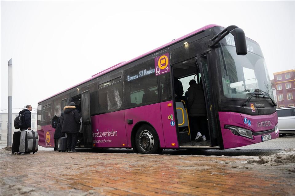 Seit einem Unfall fahren die SEV-Busse mit gedrosseltem Tempo.Philip Dulian/dpa