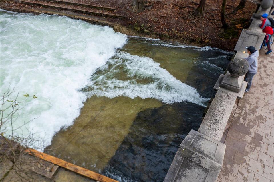 Seit einer Bachreinigung ist die berühmte Welle jedoch verschwunden - der Grund ist noch unklar. (Archivbild)Peter Kneffel/dpa