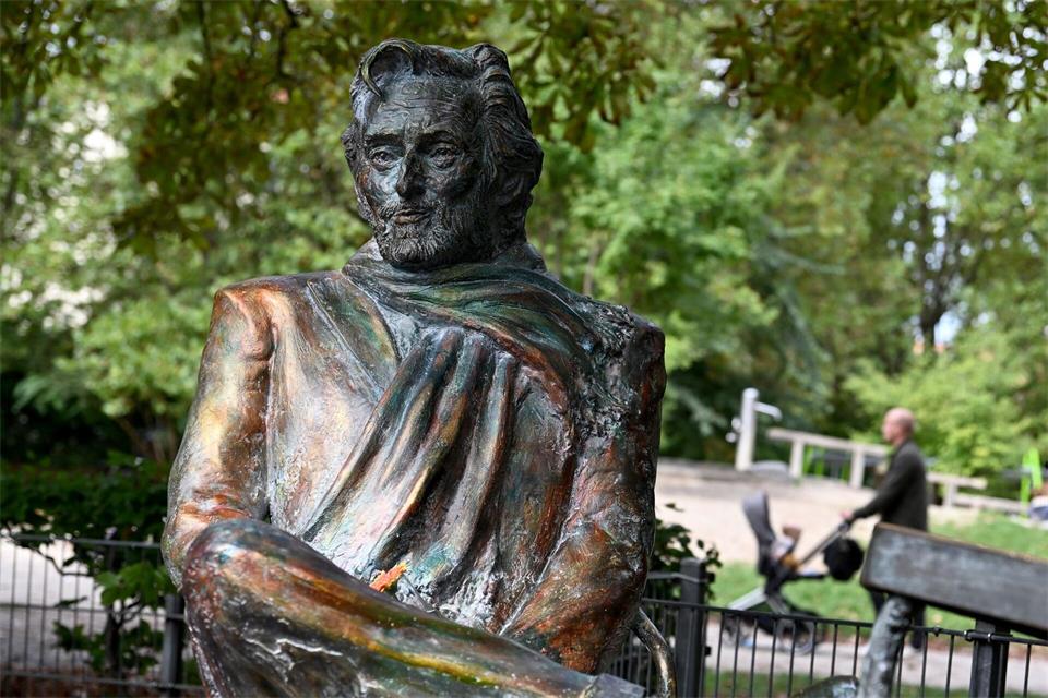 Seit einigen Jahren erinnert eine Bronzestatue an den berühmten Münchner Filmemacher Helmut Dietl. (Archivbild)Stefan Puchner/dpa