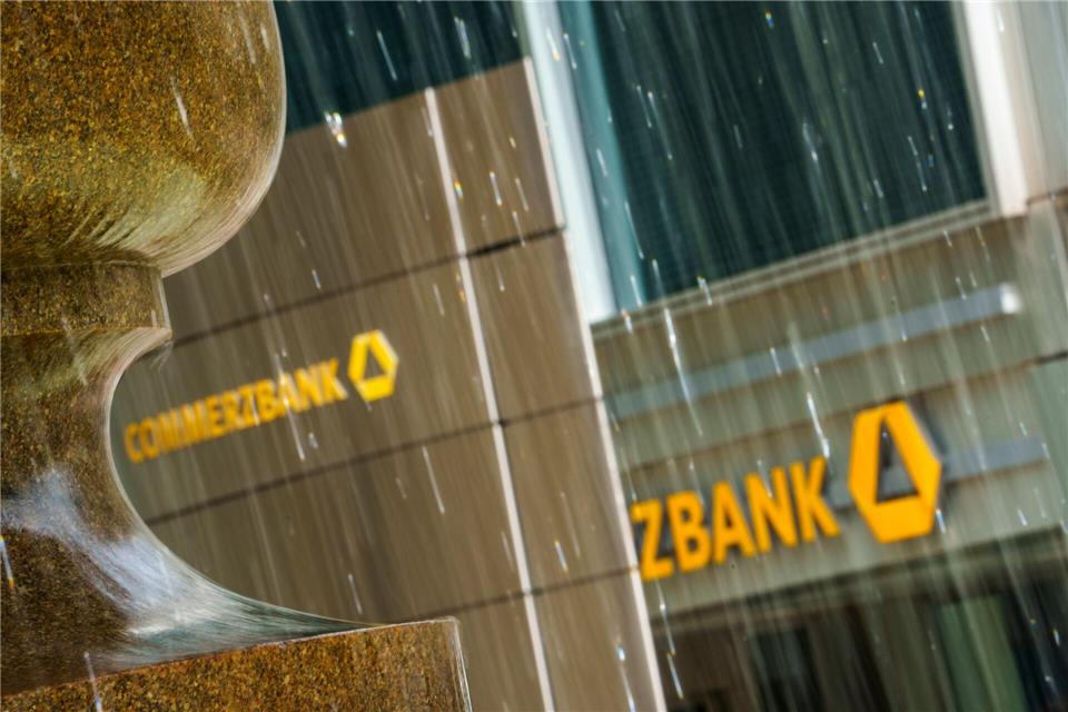 Seit fast zwei Jahren wehrt sich die Commerzbank gegen eine Übernahme. (Archivbild)Andreas Arnold/dpa