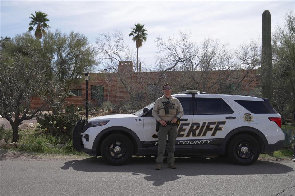 Seit fast zwei Wochen sind neben vielen Medienvertretern Einsatzkräfte der Polizei vor dem Haus der verschwundenen Rentnerin Nancy Guthrie dauerhaft präsent. Ty ONeil/AP/dpa