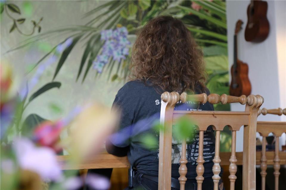 Seit gut anderthalb Jahren bereitet die Erzieherin mit ihren Geschenken anderen eine Freude.Benjamin Müller/dpa