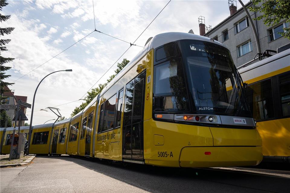 Seit heute ist der sogenannte Urbanliner im Linienbetrieb der Berliner Verkehrsbetriebe im Einsatz.Christophe Gateau/dpa