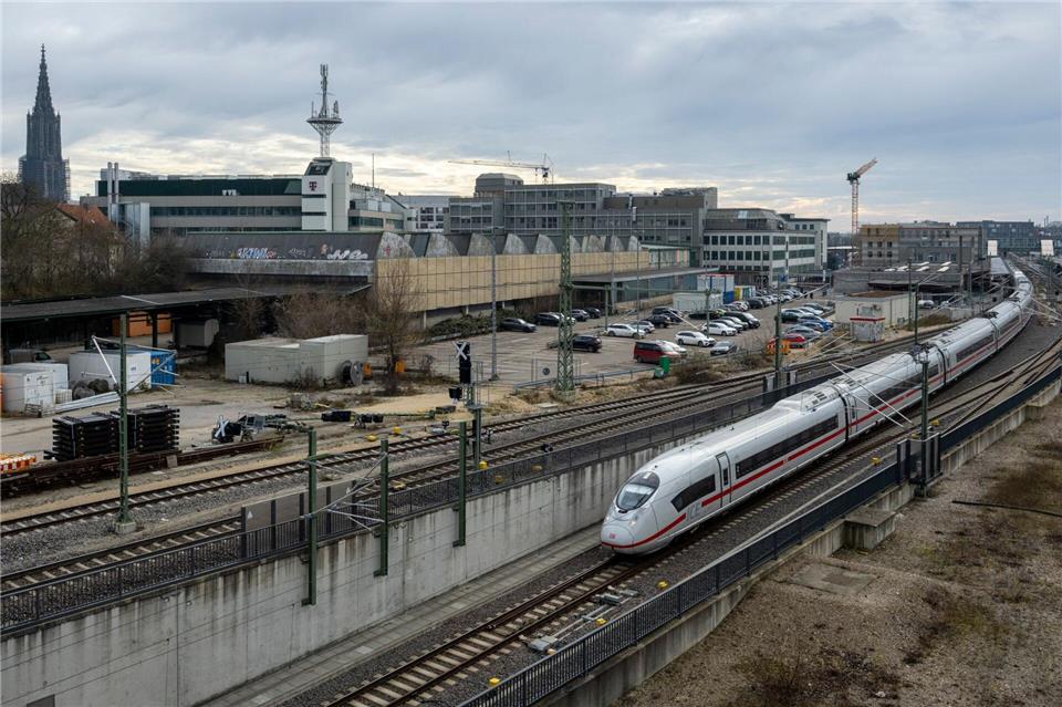 Seit heute rollen die Fernzüge am Ulmer Hauptbahnhof wieder. (Archivbild) Stefan Puchner/dpa