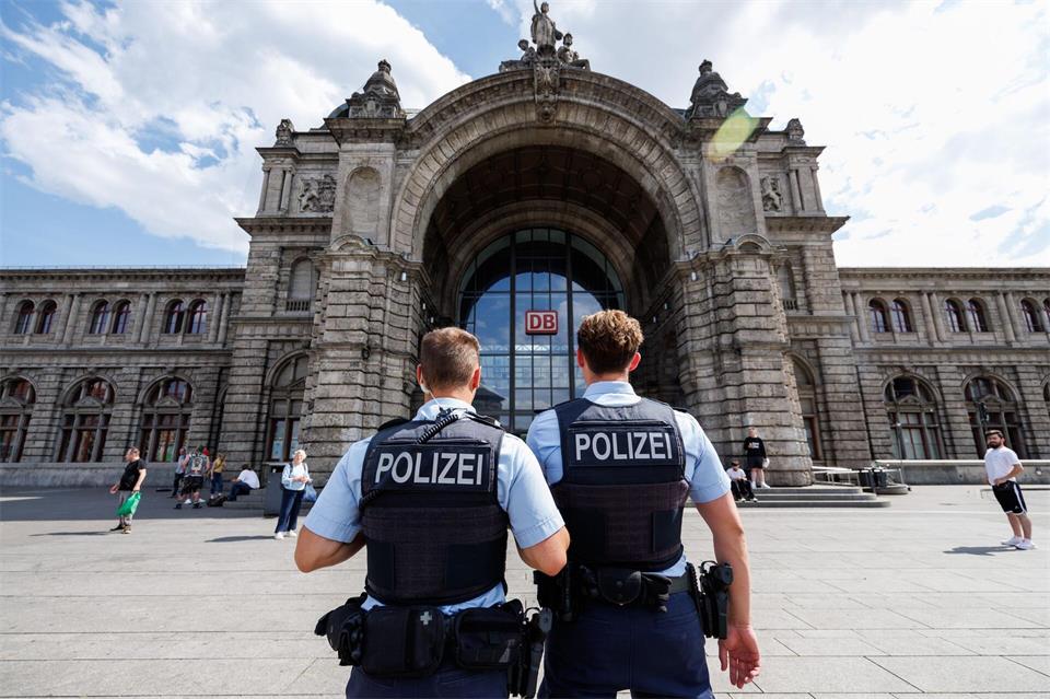 Seit längerem ermittelt die Polizei in Nürnberg im Umfeld des Hauptbahnhofs gegen mutmaßliche Drogendealer, die für sexuelle Übergriffe auf in manchen Fällen minderjährige Kundinnen verantwortlich sein sollen. (Symbolbild)Daniel Karmann/dpa