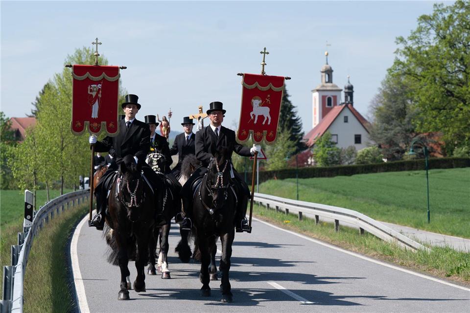 Seit mehr als 500 Jahren verkünden Osterreiter in der Lausitz die Osterbotschaft. (Archivbild)Sebastian Kahnert/dpa
