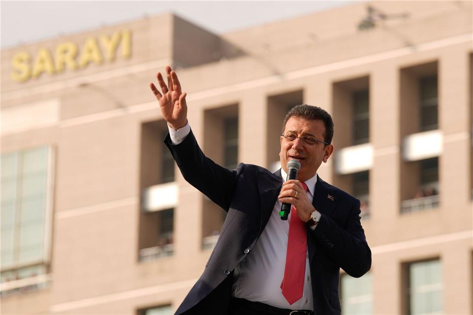 Seit mehr als einem Jahr sitzt der Erdogan-Rivale Ekrem Imamoglu in der Türkei im Gefängnis. Im fernen Bayern wurde er nun für seinen Mut im Kampf um die Freiheit geehrt. (Archivbild)Emrah Gurel/AP/dpa