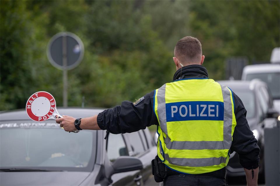 Seit mehr als zwei Jahren wird an den deutschen Landesgrenzen bei Einreisen wieder kontrolliert (Archivbild)Harald Tittel/dpa