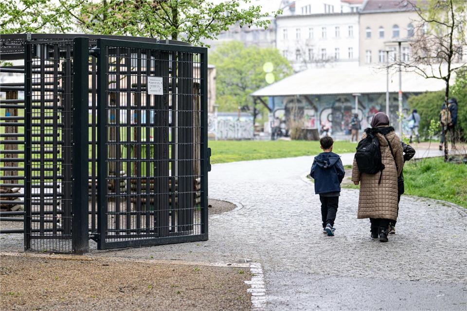 Seit neustem ist der Görlitzer Park von 22 bis 6 Uhr geschlossen, um den 1. Mai herum bleiben die Tore dagegen offen. (Archivbild) Fabian Sommer/dpa