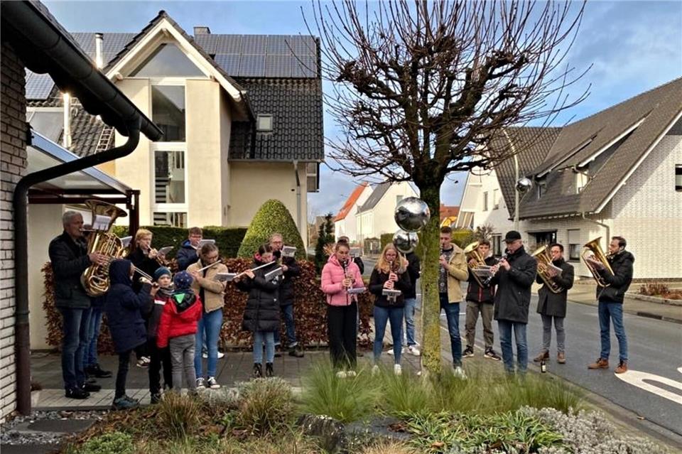 Seit über 50 Jahren zieht der Musikverein Weseke an Heiligabend durchs Dorf.