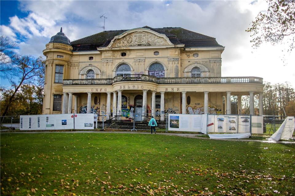Seit über drei Jahrzehnte steht die historische Villa Baltic in Kühlungsborn leer und verfällt. (Archivbild)Jens Büttner/dpa