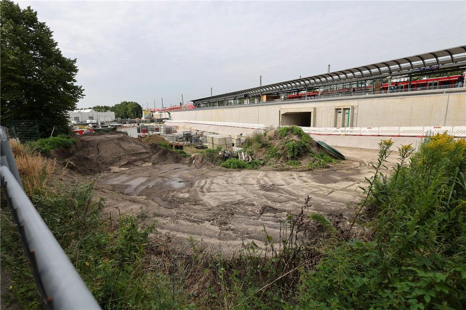 Neuer Bahnhof Altona bis 2027 - Bahn hält an Termin fest Seit vergangenem Februar halten an der umgebauten Station Diebsteich wieder Züge der Hamburger S-Bahn.Christian Charisius/dpa