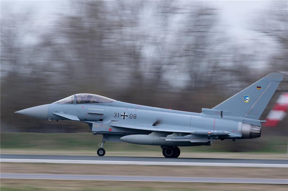 Seit vergangenem Jahr sind besonders tiefe Übungsflüge in einem Gebiet Bayerns wieder erlaubt. (Symbolbild)Sven Hoppe/dpa