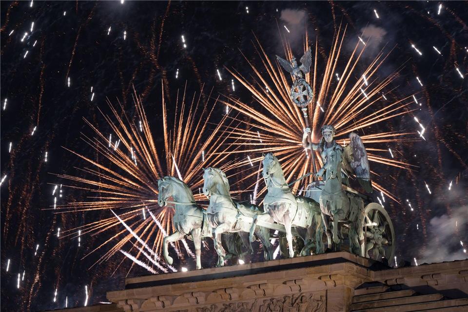 Seit vielen Jahren gab es am Brandenburger Tor eine Silvester-Show mit Feuerwerk. (Archivbild)Sebastian Gollnow/dpa