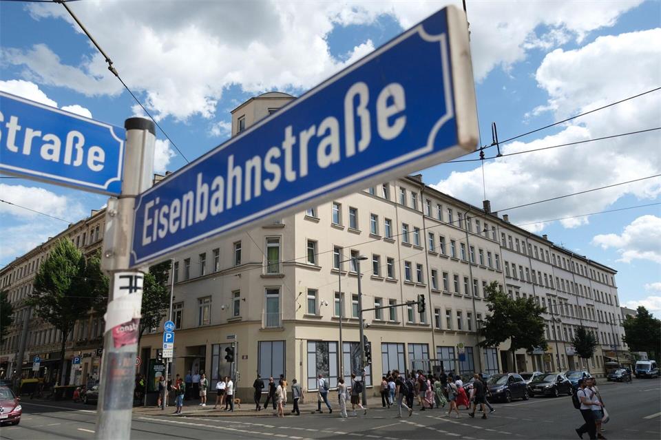 Seit vielen Jahren gilt die Eisenbahnstraße im Leipziger Osten als Kriminalitätsschwerpunkt. (Archivbild)Sebastian Willnow/dpa
