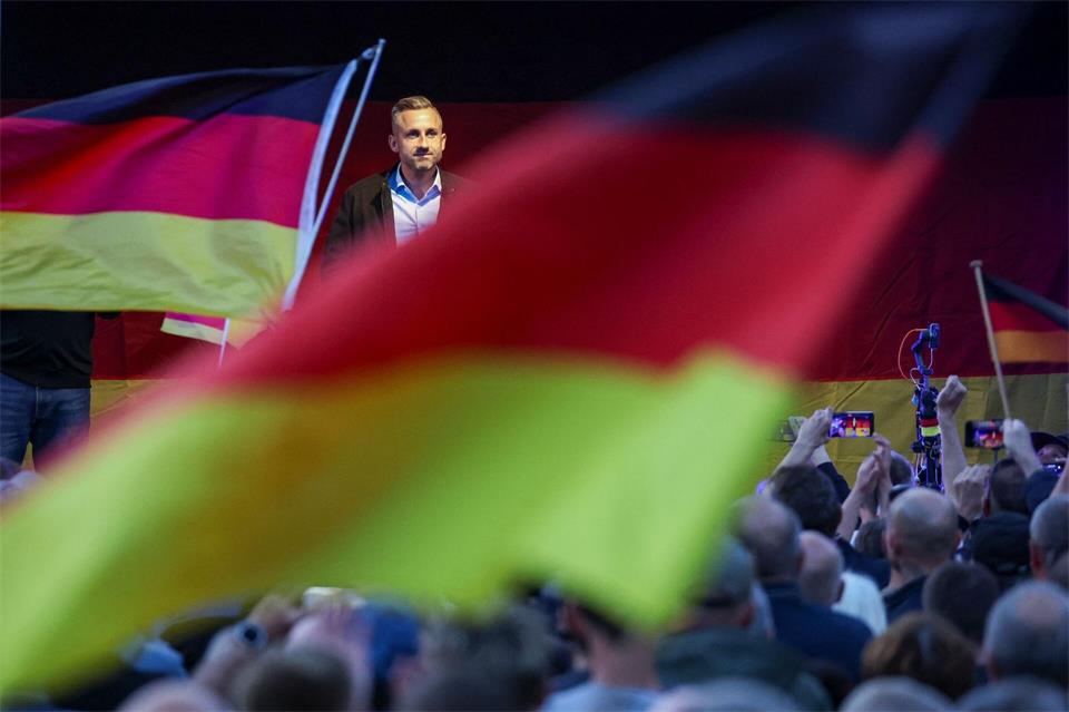 Seit vielen Monaten kommen Hunderte, teils Tausende Sachsen-Anhalter zu Bürgerdialogen, Familienfesten und Moped-Ausfahrten der AfD zusammen. (Archivbild)Jan Woitas/dpa
