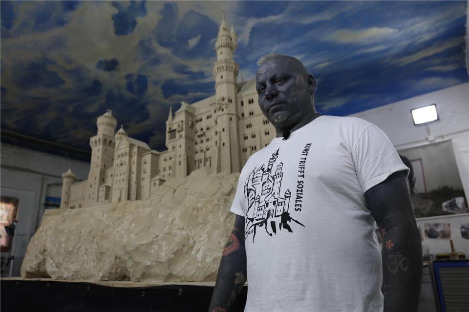 Seit zehn Jahren arbeitet Thomas Doneis an einem Nachbau des Schlosses Neuschwanstein. Jetzt möchte der 57-Jährige sein Lebenswerk für satte 11 Millionen Euro zum Verkauf anbieten.Benjamin M�ller/dpa