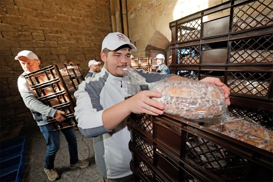 Seit zehn Jahren stellen Bäcker und Kirche zusammen die Domstollen her.Matthias Bein/dpa