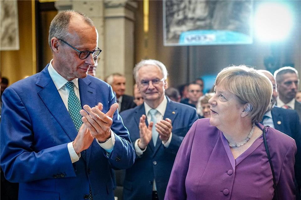 Was man über Friedrich Merz wissen sollte Seitdem die damalige CDU-Vorsitzende Angela Merkel Friedrich Merz 2002 vom Vorsitz der Unionsfraktion verdrängt hatte, gilt das Verhältnis der beiden CDU-Granden als belastet. (Archivbild) Kay Nietfeld/dpa