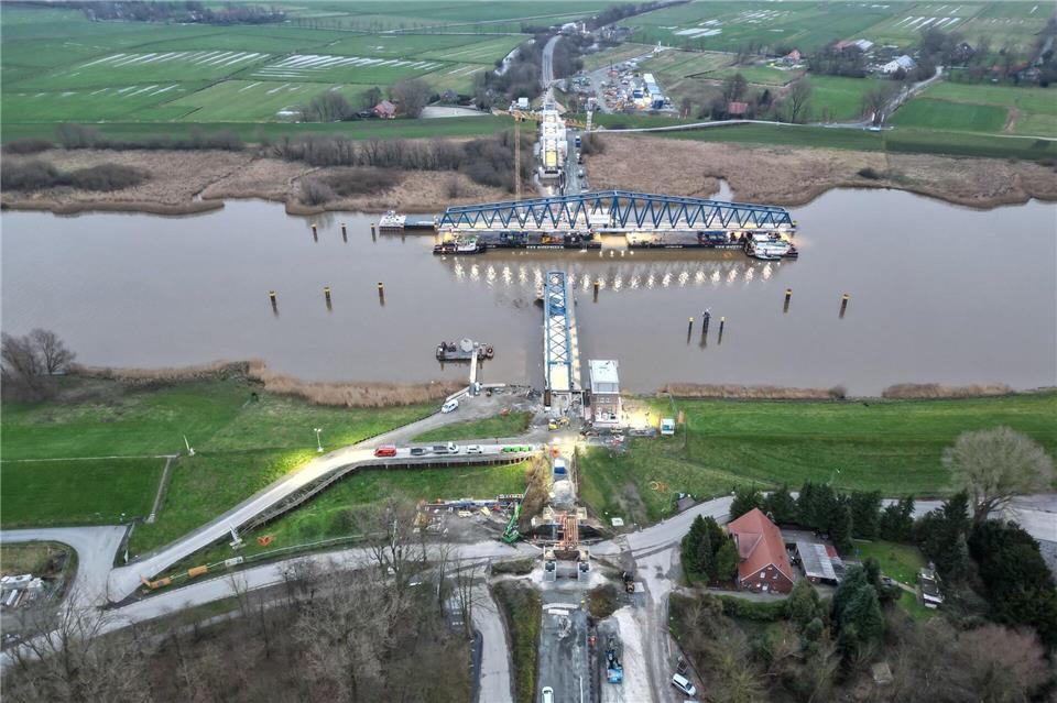 Seitdem ein Frachter die alte Friesenbrücke 2015 rammte und weitgehend zerstörte, ist die Emsquerung unterbrochen. Lars Penning/dpa