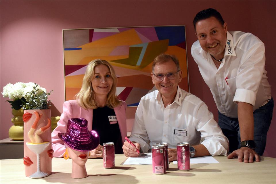 Seite an Seite in der 1. Volleyball-Bundesliga bis 2028. Mindestens. Christina Tenbeck (links), Leiterin des Skurios-Möbelhauses, Ralf Tenbeck, Geschäftsführer von Möbel Kerkfeld, und Manuel Reßmann (rechts), Marketing-Manager bei den Skurios Volleys, bei der Vertragsverlängerung.