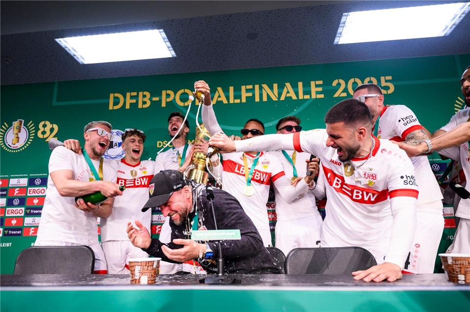 Sektdusche für den Coach: Nach dem Pokalsieg gab es reichlich erinnerungswürdige Momente. (Archivbild)Tom Weller/dpa