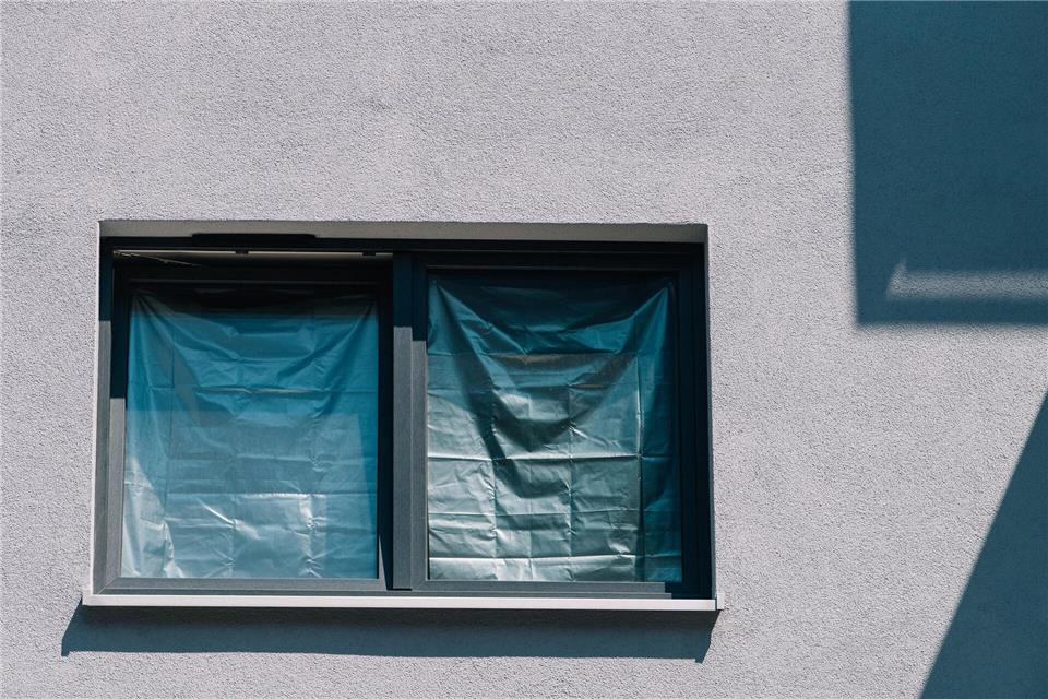 Selbst Wärmeschutzmaßnahmen in der Mietwohnung ergreifen? Besser nur mit Zustimmung des Vermieters.picture alliance / dpa-tmn